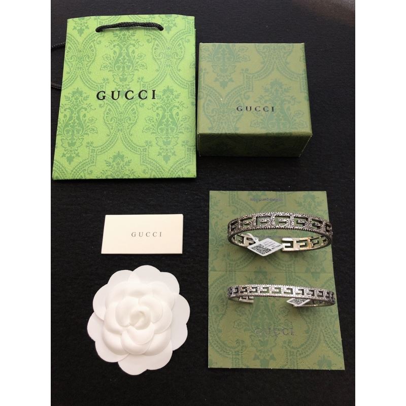 G*u*i bracelets